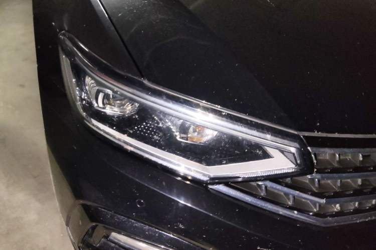 Used Volkswagen Magotan 2023 2 Million Units Commemorative Edition 330TSI DSG Luxury Version Right Front Headlight