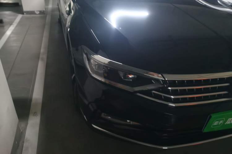 Used Volkswagen Magotan 2023 2 Million Units Commemorative Edition 330TSI DSG Luxury Version Right Front Headlight
