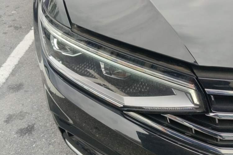 Used Volkswagen Magotan 2023 2 Million Units Commemorative Edition 330TSI DSG Luxury Version Right Front Headlight
