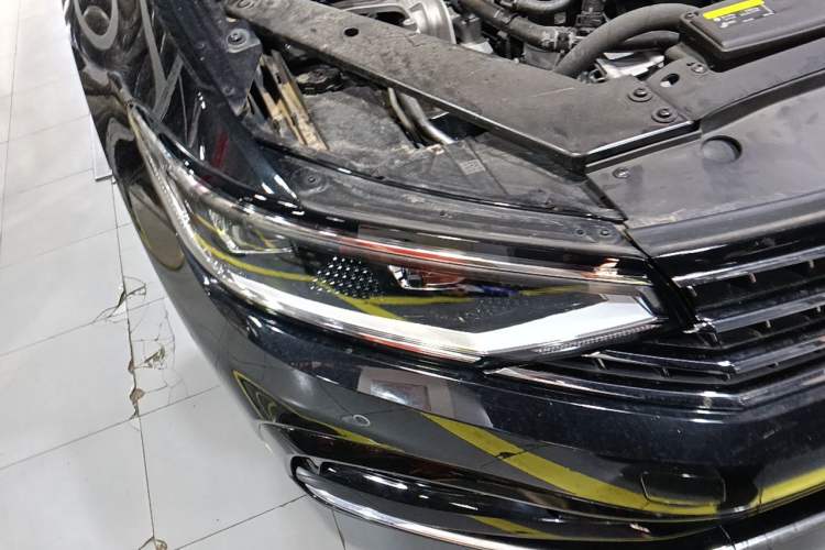 Used Volkswagen Magotan 2023 2 Million Units Commemorative Edition 330TSI DSG Luxury Version Right Front Headlight