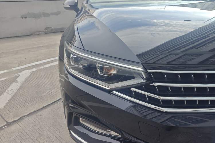 Used Volkswagen Magotan 2023 2 Million Units Commemorative Edition 330TSI DSG Luxury Version Right Front Headlight