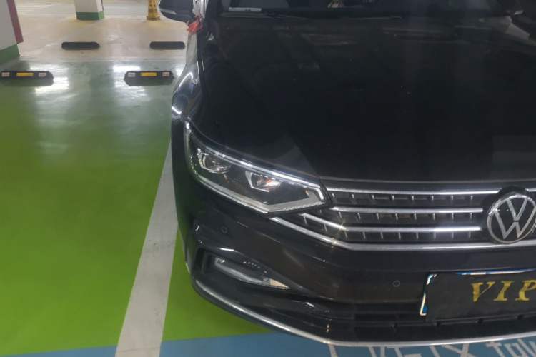 Used Volkswagen Magotan 2023 2 Million Units Commemorative Edition 330TSI DSG Luxury Version Right Front Headlight