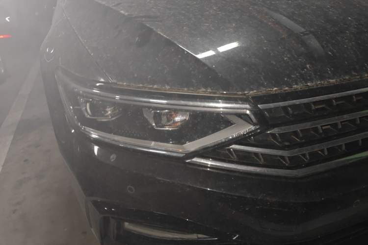 Used Volkswagen Magotan 2023 2 Million Units Commemorative Edition 330TSI DSG Luxury Version Right Front Headlight