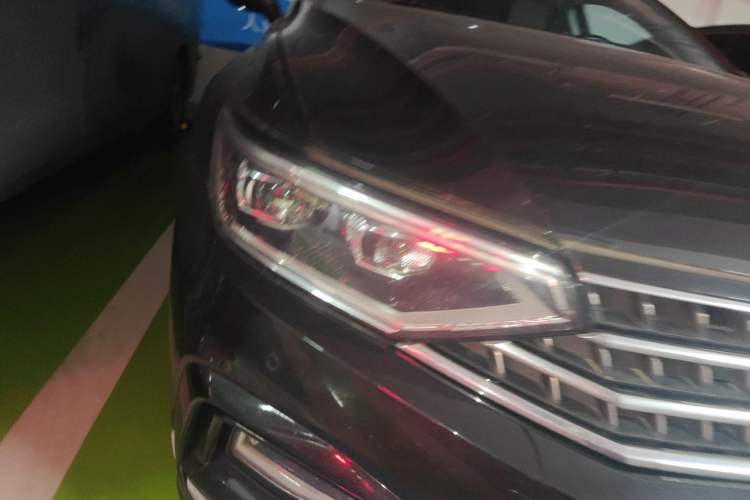 Used Volkswagen Magotan 2023 2 Million Units Commemorative Edition 330TSI DSG Luxury Version Right Front Headlight