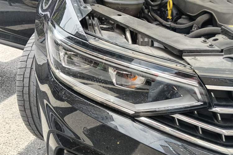 Used Volkswagen Magotan 2023 2 Million Units Commemorative Edition 330TSI DSG Luxury Version Right Front Headlight