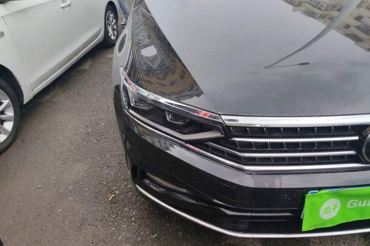 Used Volkswagen Magotan 2023 2 Million Units Limited-Edition 380TSI DSG Flagship Version Right Front Headlight