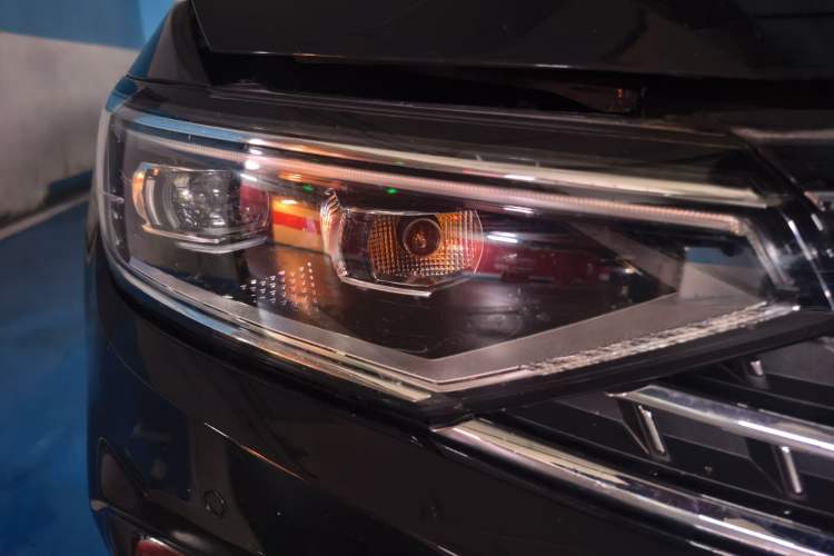 Used Volkswagen Magotan 2023 2 Million Units Limited Edition 330TSI DSG Leading Version Right Front Headlight