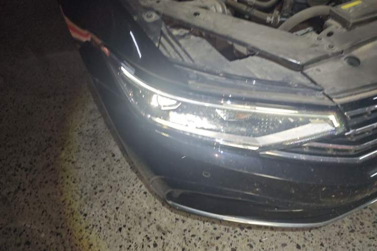 Used Volkswagen Magotan 2023 2 Million Units Commemorative Edition 330TSI DSG Luxury Version Right Front Headlight