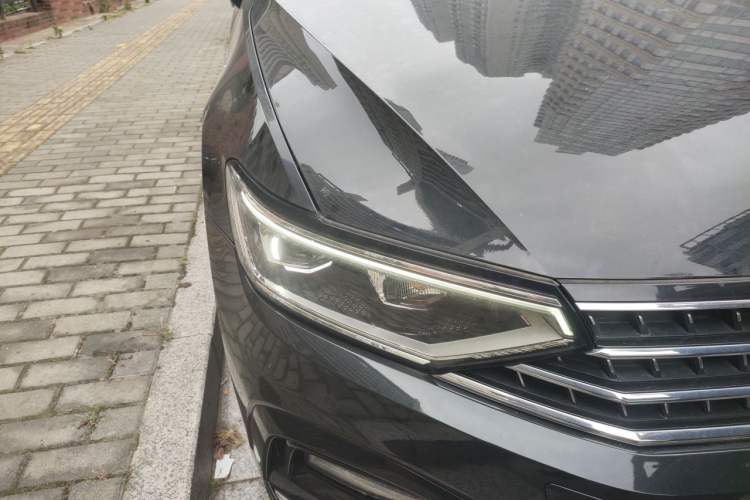 Used Volkswagen Magotan 2023 2 Million Units Commemorative Edition 330TSI DSG Luxury Version Right Front Headlight