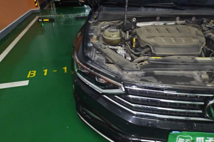 Used Volkswagen Magotan 2023 2 Million Units Commemorative Edition 330TSI DSG Luxury Version Right Front Headlight