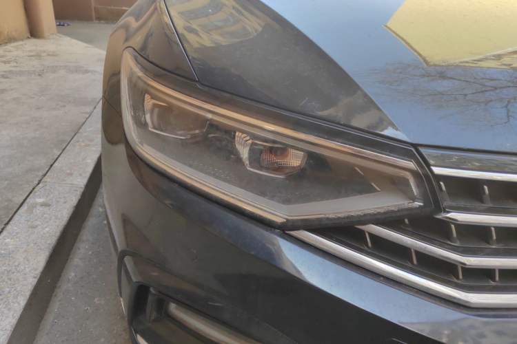 Used Volkswagen Magotan 2023 2 Million Units Commemorative Edition 330TSI DSG Luxury Version Right Front Headlight