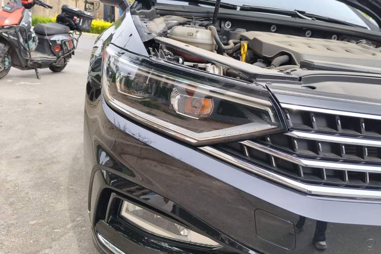 Used Volkswagen Magotan 2023 2 Million Units Limited Edition 330TSI DSG Leading Version Right Front Headlight