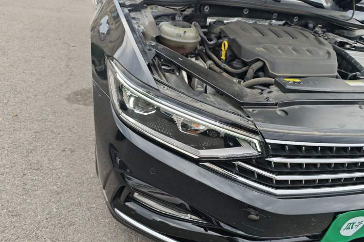Used Volkswagen Magotan 2023 2 Million Units Commemorative Edition 330TSI DSG Luxury Version Right Front Headlight