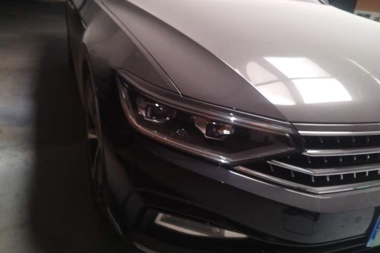 Used Volkswagen Magotan 2023 2 Million Units Commemorative Edition 330TSI DSG Luxury Version Right Front Headlight