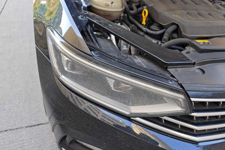 Used Volkswagen Magotan 2023 2 Million Units Commemorative Edition 330TSI DSG Luxury Version Right Front Headlight