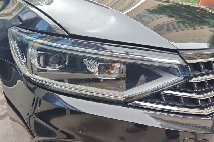 Used Volkswagen Magotan 2023 2 Million Units Commemorative Edition 330TSI DSG Luxury Version Right Front Headlight