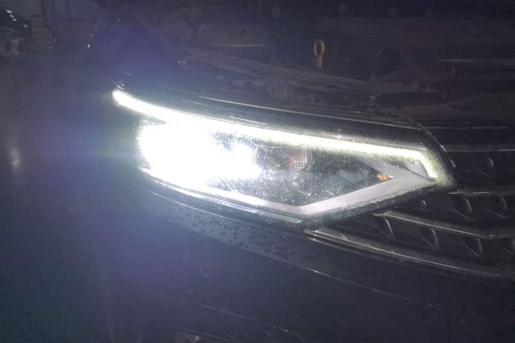 Used Volkswagen Magotan 2023 2 Million Units Commemorative Edition 330TSI DSG Luxury Version Right Front Headlight
