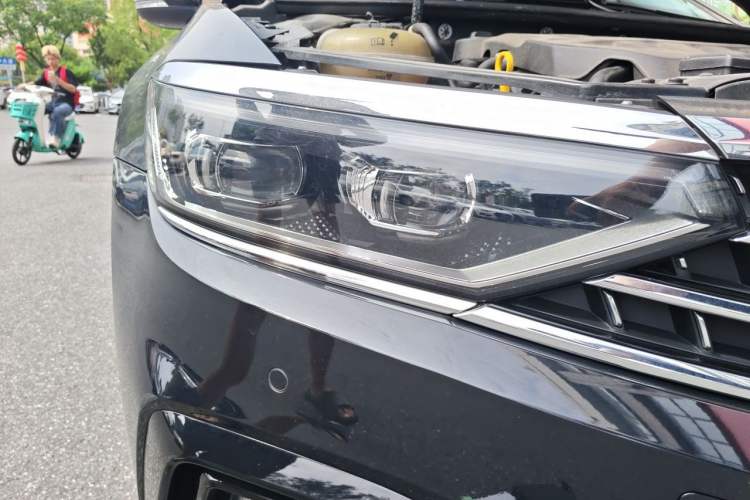 Used Volkswagen Magotan 2023 2 Million Units Limited-Edition 380TSI DSG Flagship Version Right Front Headlight