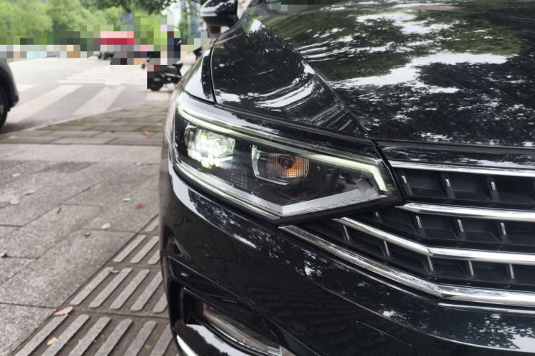 Used Volkswagen Magotan 2023 2 Million Units Commemorative Edition 330TSI DSG Luxury Version Right Front Headlight