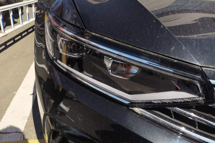Used Volkswagen Magotan 2023 2 Million Units Commemorative Edition 330TSI DSG Luxury Version Right Front Headlight