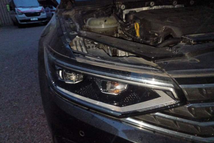 Used Volkswagen Magotan 2023 2 Million Units Commemorative Edition 330TSI DSG Luxury Version Right Front Headlight