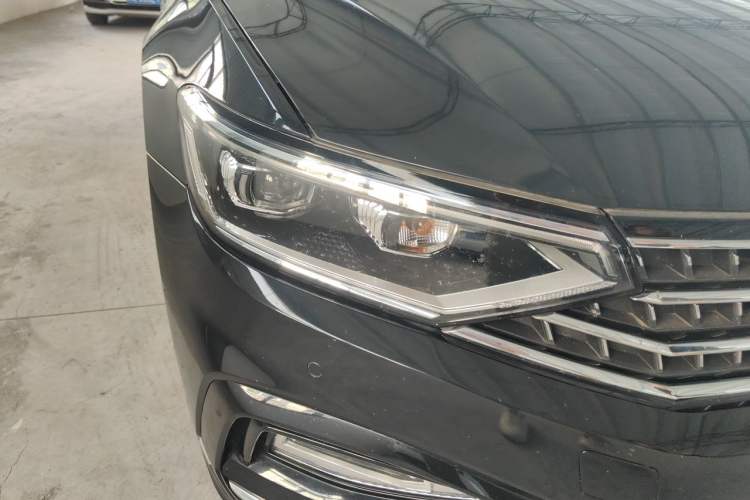 Used Volkswagen Magotan 2023 2 Million Units Commemorative Edition 330TSI DSG Luxury Version Right Front Headlight
