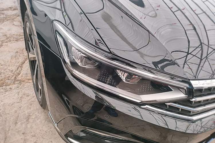 Used Volkswagen Magotan 2023 2 Million Units Limited Edition 330TSI DSG Leading Version Right Front Headlight