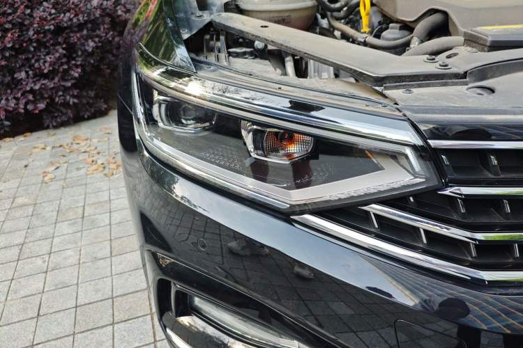 Used Volkswagen Magotan 2023 2 Million Units Commemorative Edition 330TSI DSG Luxury Version Right Front Headlight