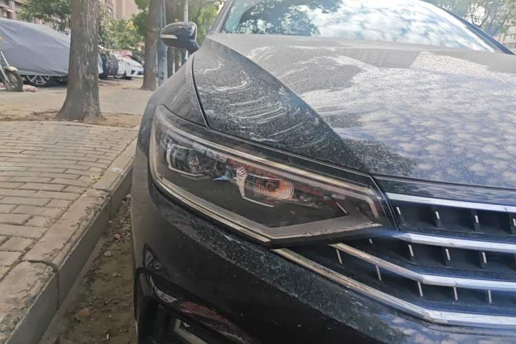 Used Volkswagen Magotan 2023 2 Million Units Commemorative Edition 330TSI DSG Luxury Version Right Front Headlight