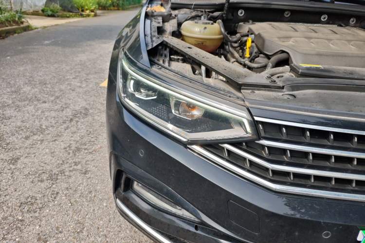 Used Volkswagen Magotan 2023 2 Million Units Commemorative Edition 330TSI DSG Luxury Version Right Front Headlight