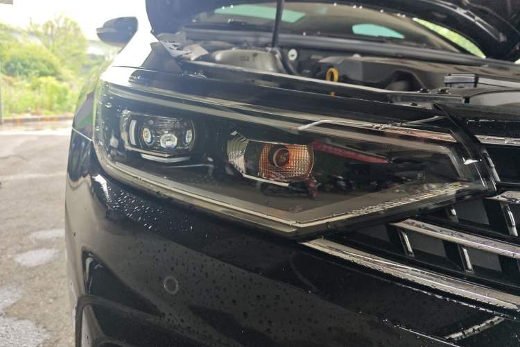 Used Volkswagen Magotan 2023 2 Million Units Commemorative Edition 330TSI DSG Luxury Version Right Front Headlight