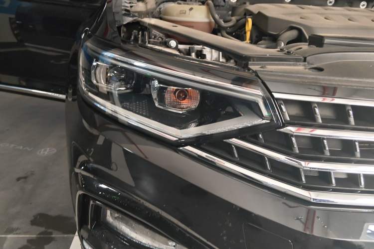 Used Volkswagen Magotan 2023 2 Million Units Commemorative Edition 330TSI DSG Luxury Version Right Front Headlight