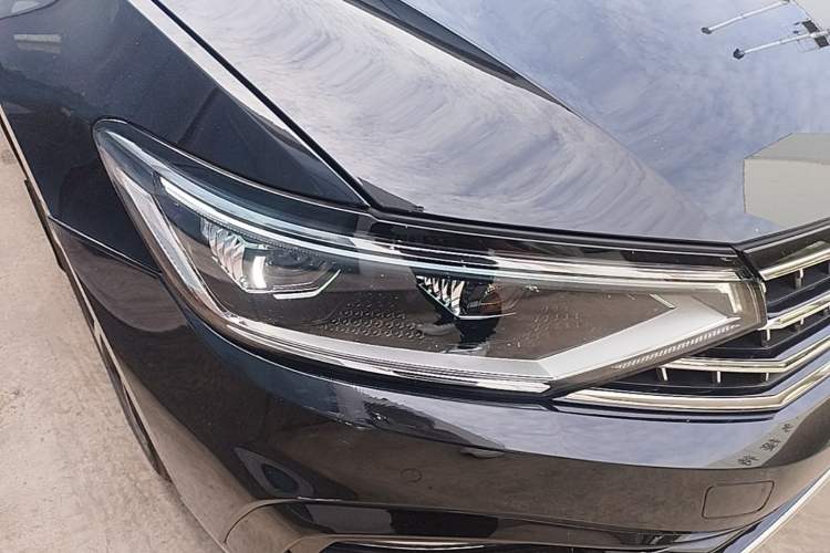 Used Volkswagen Magotan 2023 2 Million Units Commemorative Edition 330TSI DSG Luxury Version Right Front Headlight