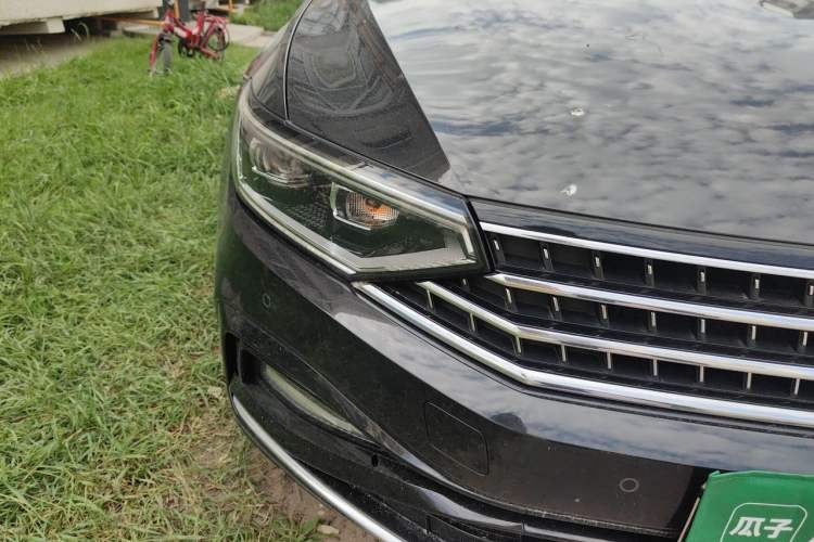 Used Volkswagen Magotan 2023 2 Million Units Commemorative Edition 330TSI DSG Luxury Version Right Front Headlight