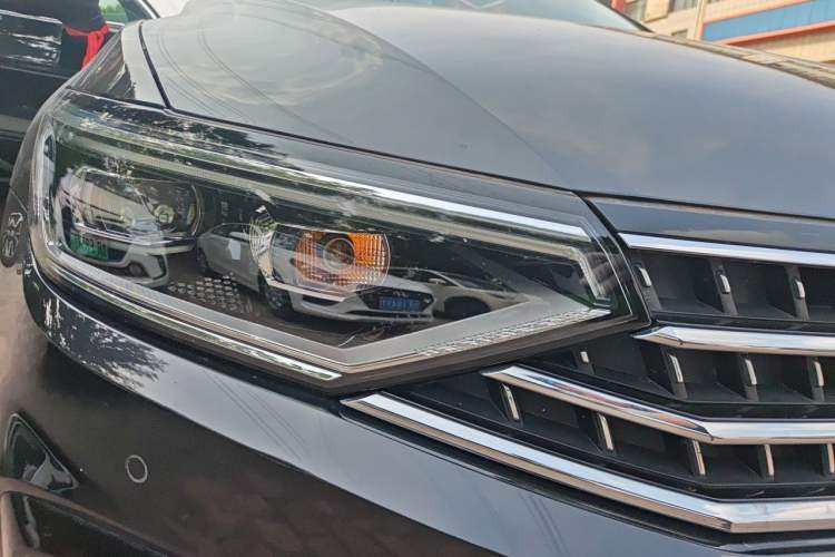 Used Volkswagen Magotan 2023 2 Million Units Commemorative Edition 330TSI DSG Luxury Version Right Front Headlight