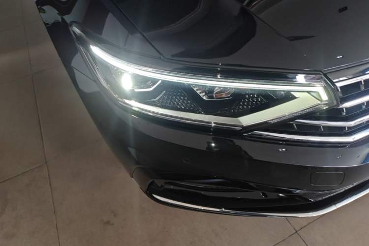 Used Volkswagen Magotan 2023 2 Million Units Commemorative Edition 330TSI DSG Luxury Version Right Front Headlight