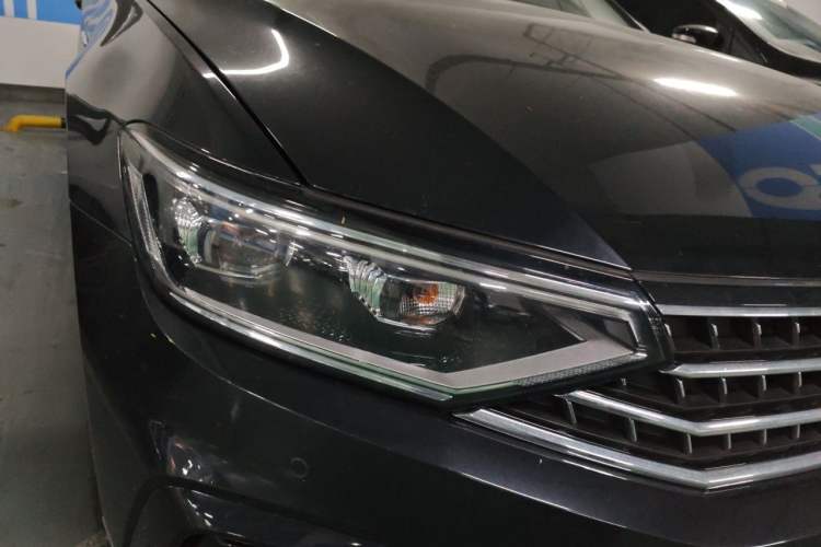 Used Volkswagen Magotan 2023 2 Million Units Commemorative Edition 330TSI DSG Luxury Version Right Front Headlight