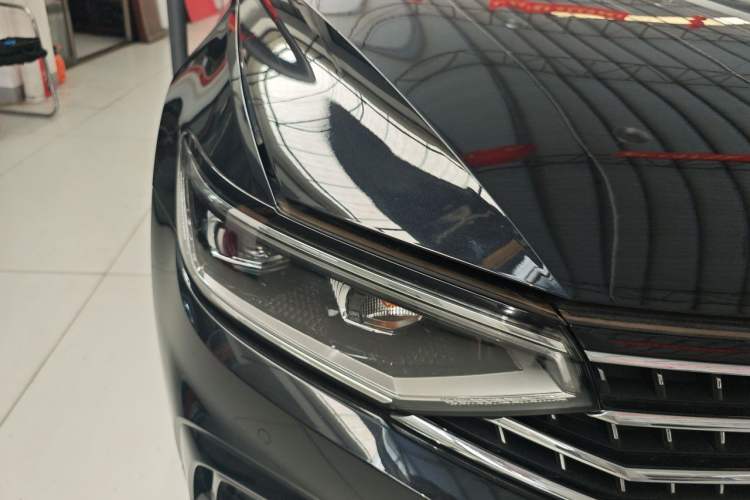 Used Volkswagen Magotan 2023 2 Million Units Limited-Edition 280TSI DSG Comfort Version Right Front Headlight