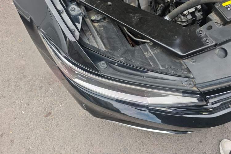 Used Volkswagen Magotan 2023 2 Million Units Commemorative Edition 330TSI DSG Luxury Version Right Front Headlight