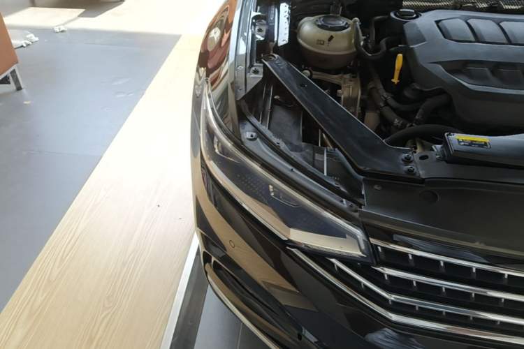 Used Volkswagen Magotan 2023 2 Million Units Commemorative Edition 330TSI DSG Luxury Version Right Front Headlight