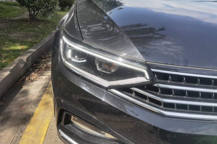 Used Volkswagen Magotan 2023 2 Million Units Commemorative Edition 330TSI DSG Luxury Version Right Front Headlight