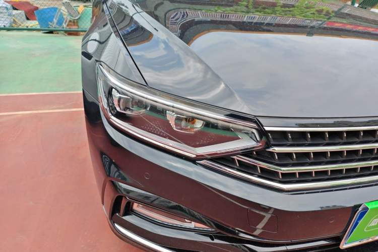 Used Volkswagen Magotan 2023 2 Million Units Commemorative Edition 330TSI DSG Luxury Version Right Front Headlight