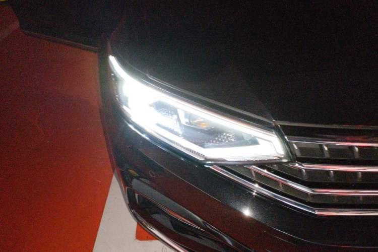 Used Volkswagen Magotan 2023 2 Million Units Limited Edition 280TSI DSG Leading Version Right Front Headlight