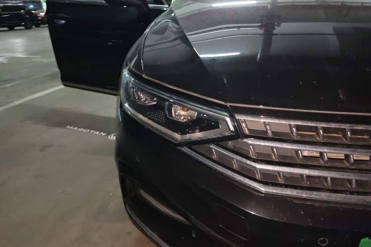 Used Volkswagen Magotan 2023 2 Million Units Commemorative Edition 330TSI DSG Luxury Version Right Front Headlight