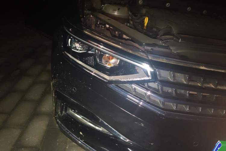 Used Volkswagen Magotan 2023 2 Million Units Commemorative Edition 330TSI DSG Luxury Version Right Front Headlight