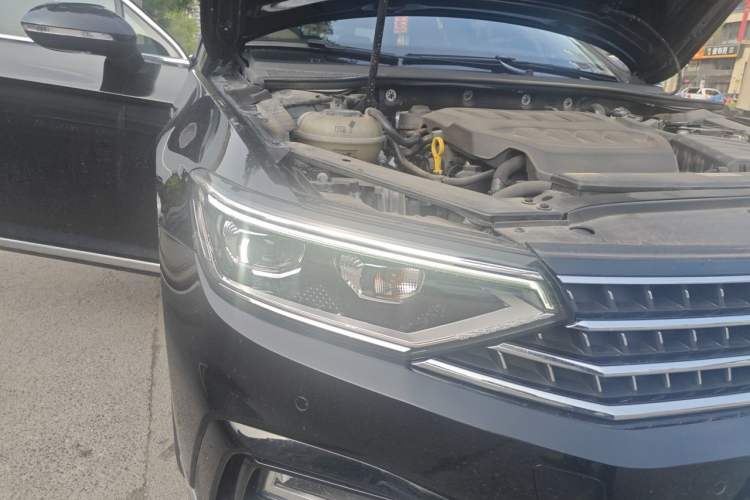 Used Volkswagen Magotan 2023 2 Million Units Commemorative Edition 330TSI DSG Luxury Version Right Front Headlight