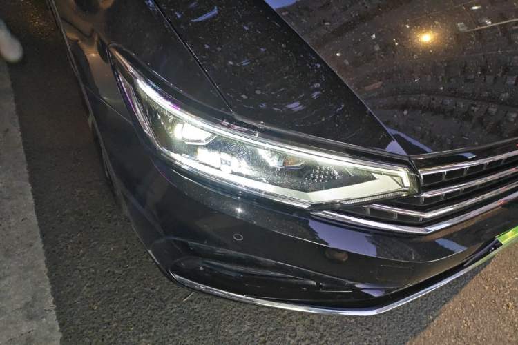Used Volkswagen Magotan 2023 2 Million Units Commemorative Edition 330TSI DSG Luxury Version Right Front Headlight