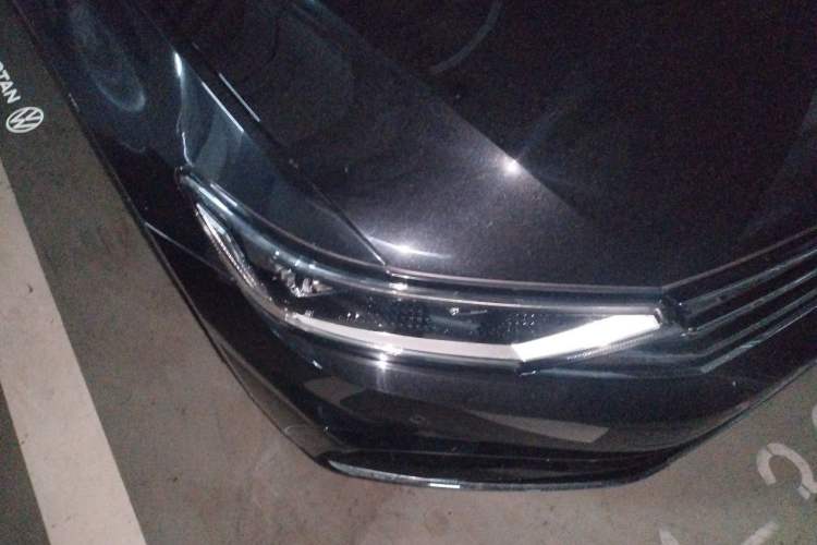 Used Volkswagen Magotan 2023 2 Million Units Commemorative Edition 330TSI DSG Luxury Version Right Front Headlight