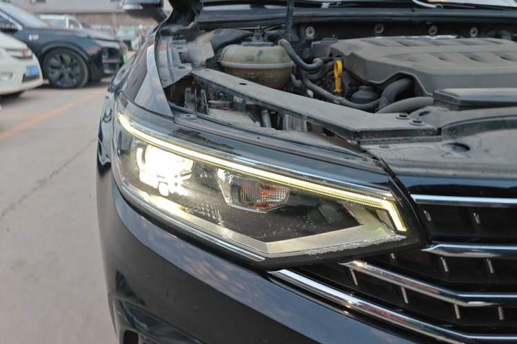 Used Volkswagen Magotan 2023 2 Million Units Commemorative Edition 330TSI DSG Luxury Version Right Front Headlight