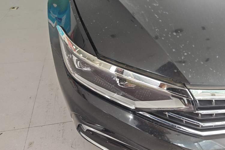 Used Volkswagen Magotan 2023 2 Million Units Commemorative Edition 330TSI DSG Luxury Version Right Front Headlight